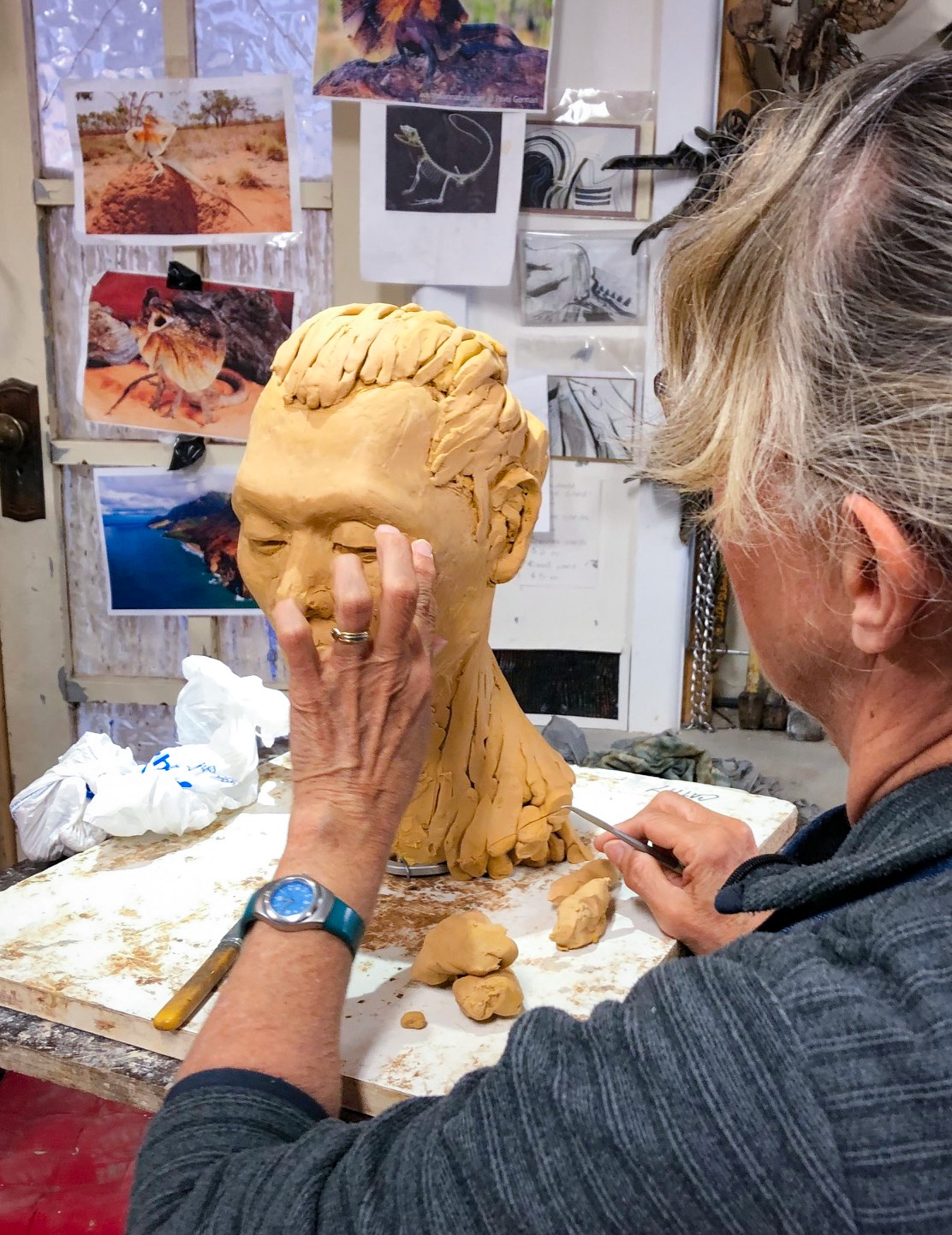 Class Image – Student Sculpting in Lifeclass Intensive